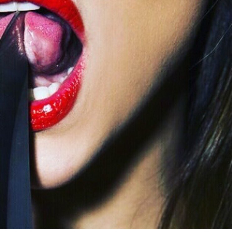 cleo's tweet image. &quot;N qro tr a trrível limitação d qm viv apenas do q é passívl d fz sntido.Eu n:Qro 1 verdad invntada&quot; #claricelispector #stronggame #bomdia