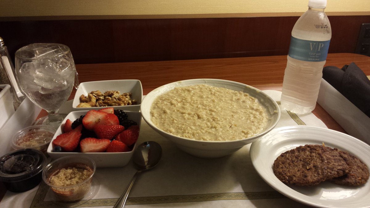 AntoinetteDav21's tweet photo. Happy Thursday! I woke up hungry so I ordered room service @MarriottIntl #MarriottRewards #MarriottBreakfast #MarriottInnovate #Oatmeal https://t.co/ZOFCEW8n4U