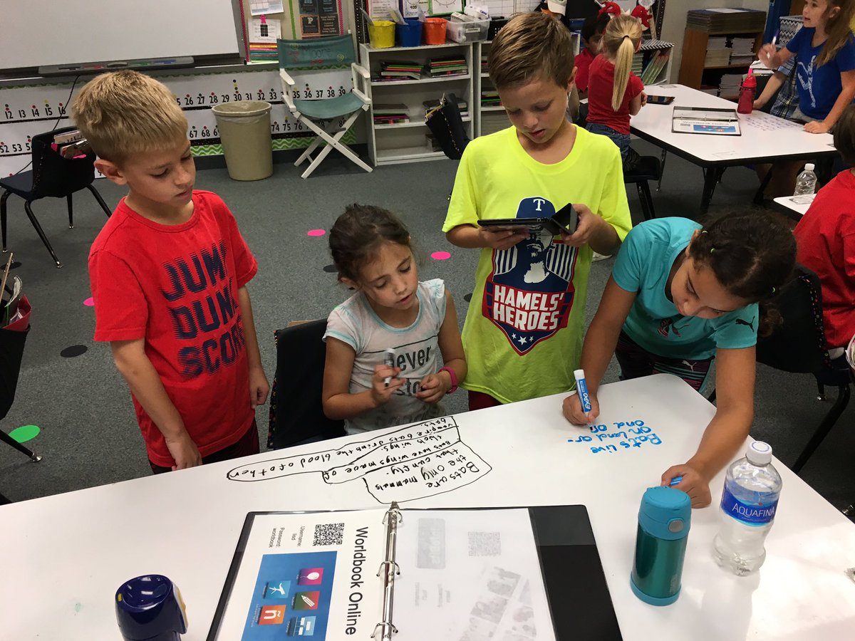 2ndmoore's tweet photo. Researching bats with i-nigma and our research binder. #donaldes #lisd https://t.co/IGjMQ8DhwT