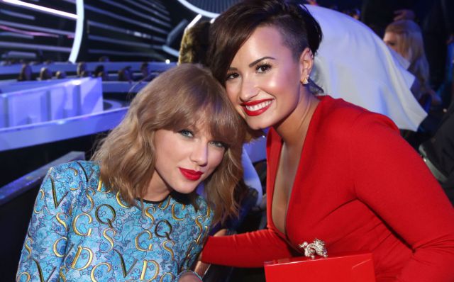EnlaceRadio's tweet photo. Demi Lovato declara la guerra a Taylor Swift -  https://t.co/n8GYYQ3zev https://t.co/JlD8C26oQv