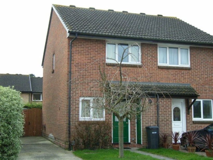 2 bed semi detached house , driveway #property £750 pcm #Netley <a href="/LeadersLimited/">Leaders</a> <a href="/SarisburyGreen/">KarenArkellSarisbury</a> @PropertyHants bit.ly/2bOsLhK