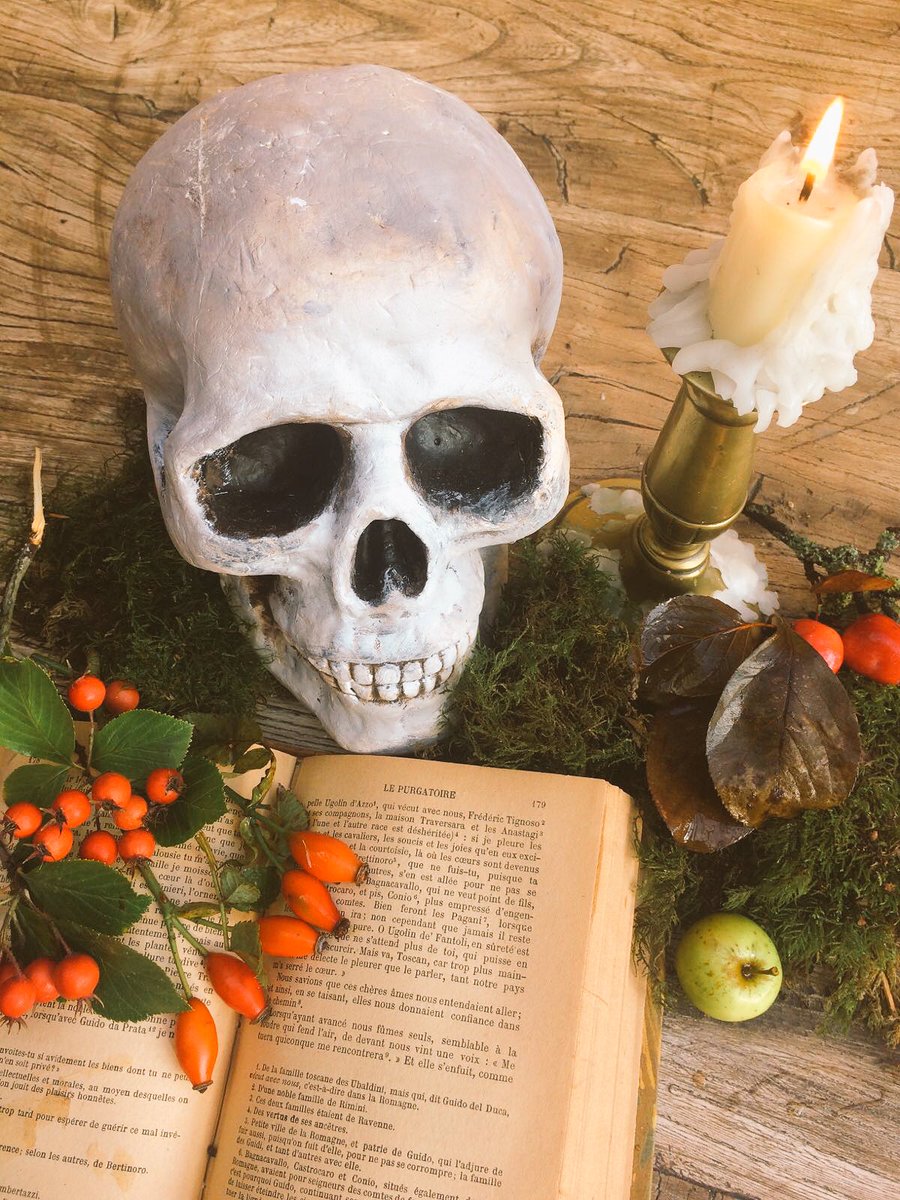 LukerDesign's tweet photo. Get in the #Halloween spirit with our #spooky #tabledisplays! https://t.co/BspBdqlpUq #party #events #interiors https://t.co/VbCvL6xz3Z