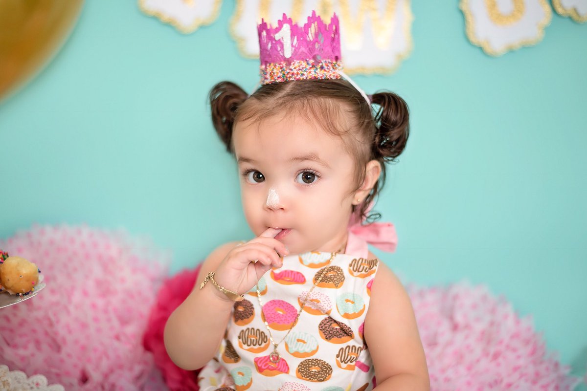 alexisj_v's tweet photo. #DonutSmash #AryaTurns1 https://t.co/qgJILTlOZL
