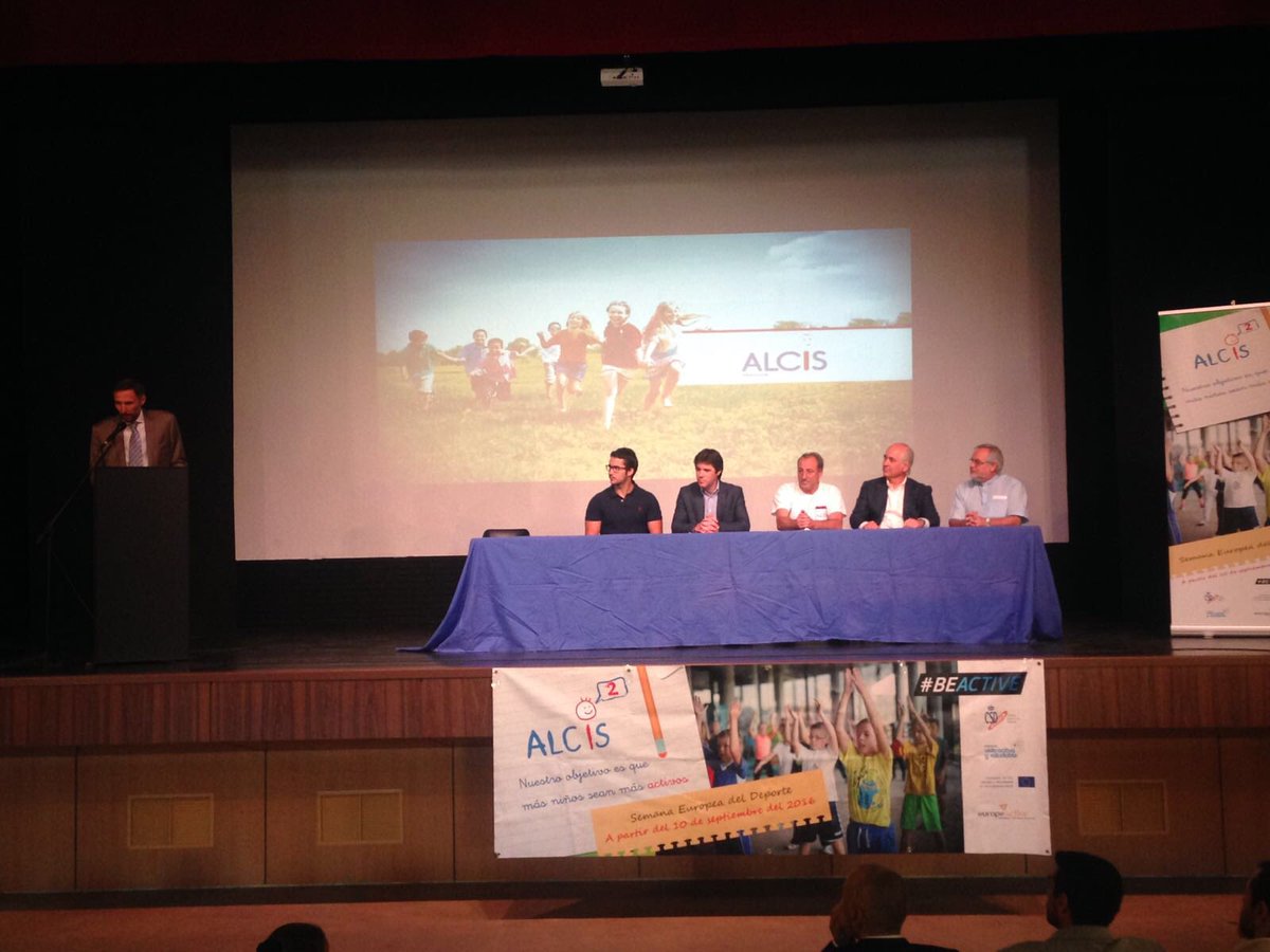SalesianosSTRD's tweet photo. Bonita jornada en nuestro centro con @FundacionVAS @Fermin_Cacho @guevara_dg #ALCIS2 #BeActive https://t.co/Ud7K95mDKL
