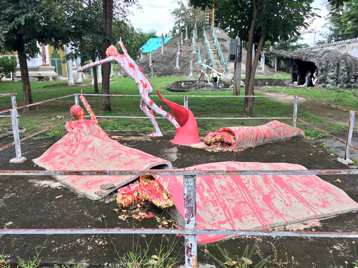 タイの地獄寺 一見なんだかわからないこの地獄 布団のようなものに包まれているが 実は熱された鉄板である 手前の像がまるでフルマラソンをゴールしたかのように揚々としていておもしろい タイの地獄寺 タイの地獄寺 一見なんだかわからないこの地獄 布団のようなものに包まれているが 実は熱された鉄板である 手前の像がまるでフルマラソンをゴールしたかのように揚々としていておもしろい タイの地獄寺