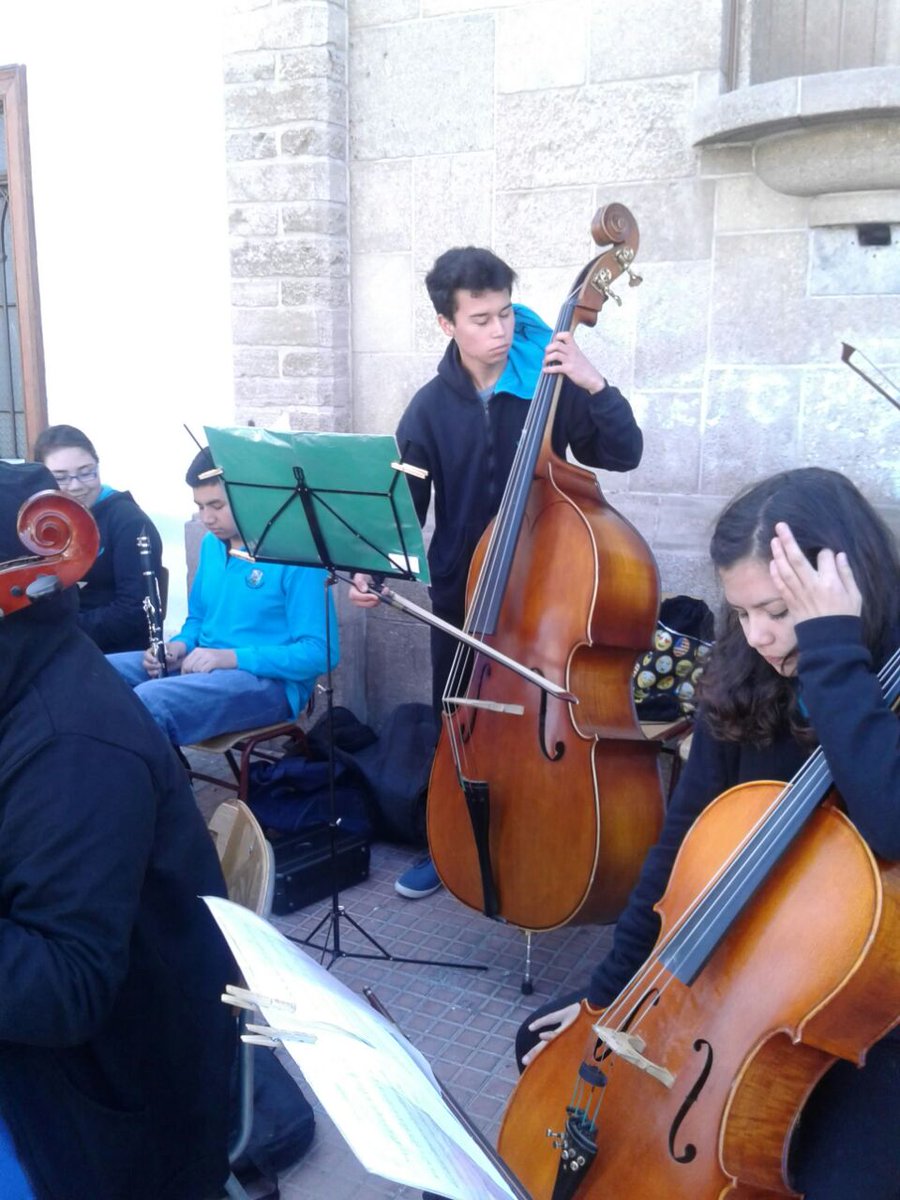 LiceoGCordovez's tweet photo. Ya están tocando en el frontis de Iglesia La Merced la Orquesta de Santa María, que viajaron desde #Valparaíso 🎶🎺🎻 https://t.co/aozK7sQZhg
