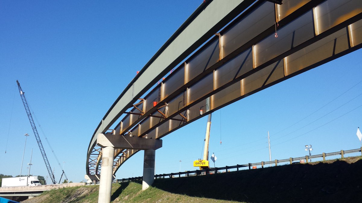 ODOT_Columbus's tweet photo. #NorthSideMEGAFix Progress: Steel beams up on the new bridge for 270 EB traffic exiting at 23. Bridge goes OVER traffic coming from 315. https://t.co/eXHmVuIC53