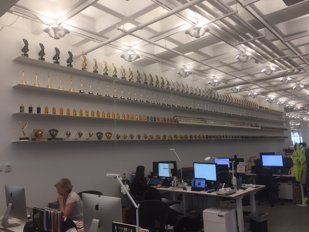 Amazing shelf full of awards at R/GA's new NY office! #R/GA #scopen_es