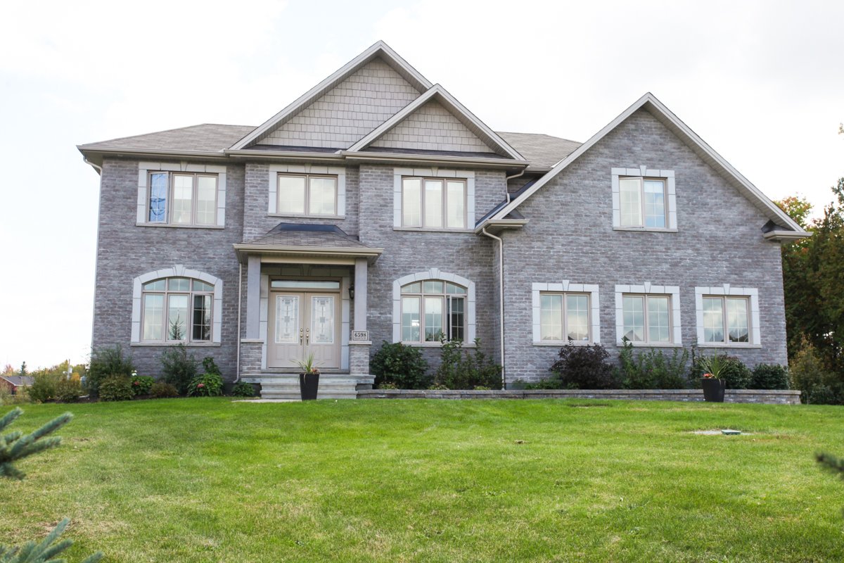 CHIC FAMILY HOME just listed in Apple Orchard Estates, Greely!
dekkerteam.com/featured-listi… #realestate #homeforsale #ottawa #greely