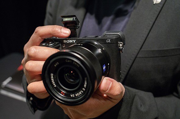 dpreview's tweet photo. Get a closer look at the just-announced Sony a6500 https://t.co/aqub2z7czx https://t.co/JEdGUcK1Az