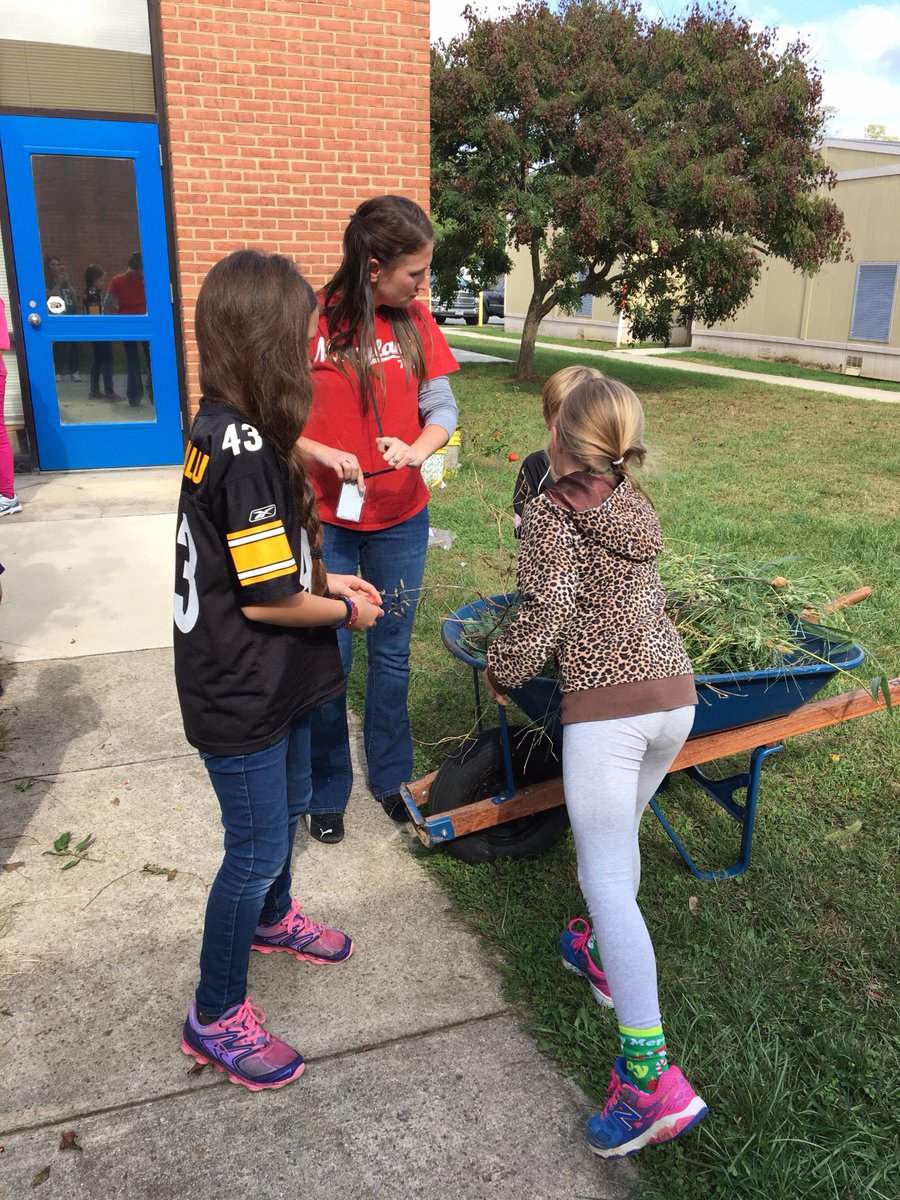 amd0812's tweet photo. Boonsboro Elementary "Green Club" members hard at work after school
@BOEbelieves https://t.co/3UeHX2KCZS