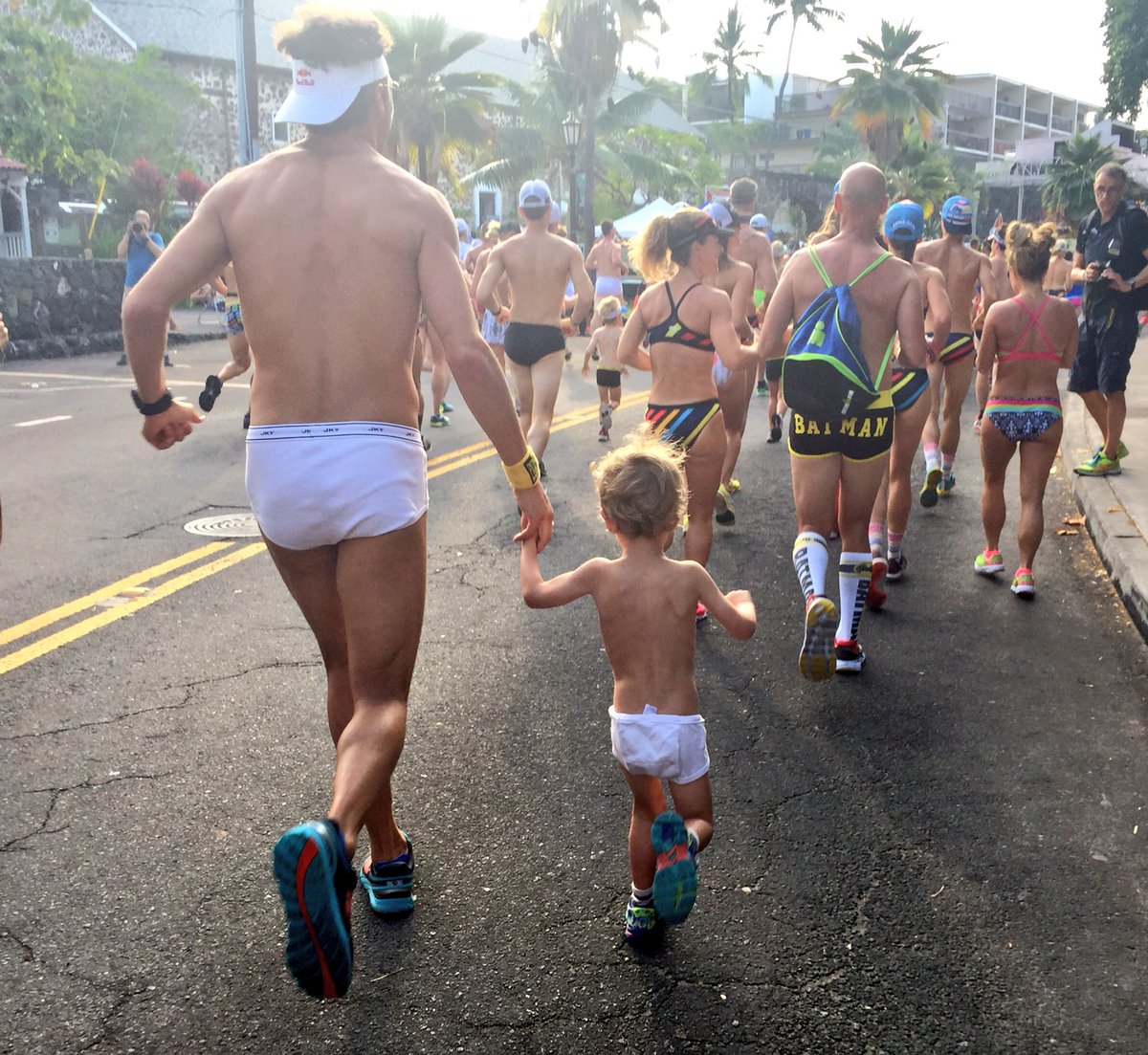 jessemthomas's tweet photo. EZ couple a miles this morning w/ family &amp; 1000 others not taking themselves too seriously. Perfect prep 2 days before the opposite! #IMKona https://t.co/Zz6pRvpxjy