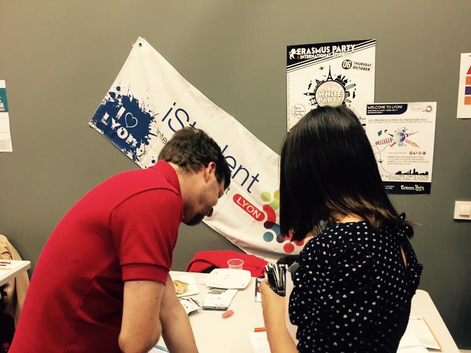 lyonerasmus's tweet photo. The volunteers of @lyonerasmus association are here to welcome you ! #studentwelcomedesk #onlylyon #internationalstudents https://t.co/EjRWNABPRQ