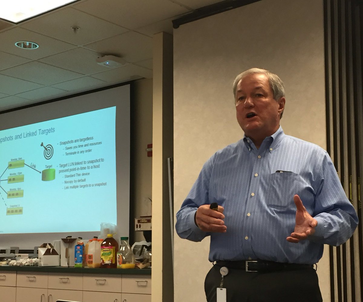 vizslageek's tweet photo. The always #rockstar Wayne Munson talking snaps #VMAXAllFlash with #BestSEs #AllFlash #YOAF @Goodrich_Matt @gsgreener https://t.co/6uRovwjcgs
