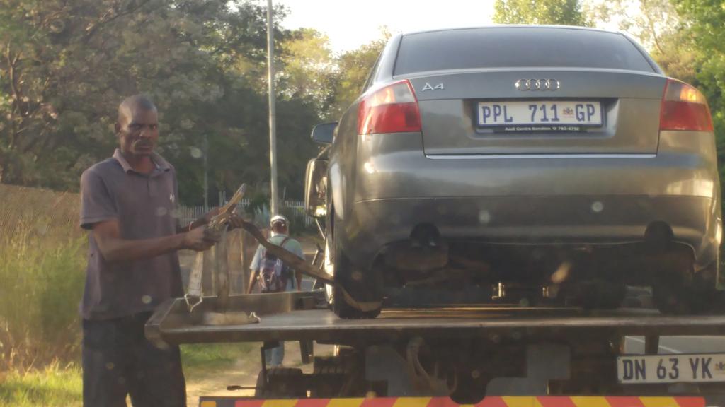 4749's tweet photo. @FatalMoves, @Fourways_Review @PigSpotter pls share reg nr of car owner truck driver almost crashed ur car. Contact me 4 more info https://t.co/sIMUC0SwEO