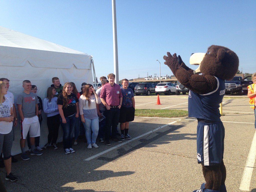 Amanda_SSU's tweet image. Shawn E Bear leading students in The Oak Hill fight song at #SciAlli2016 @PORTSScience @SSUAdmission @ShawneeState