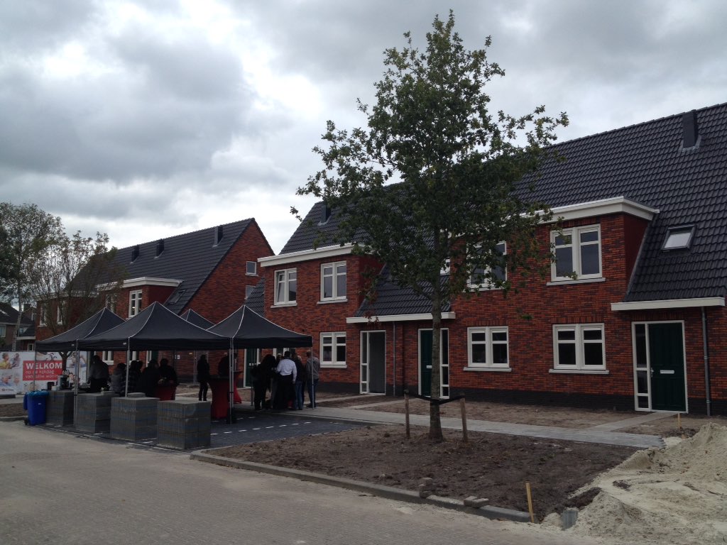 HarmenByl's tweet image. Gezellig hoor! Meet youre neighbours day bij @Sintmapark Tolbert @VanWijnenGroep