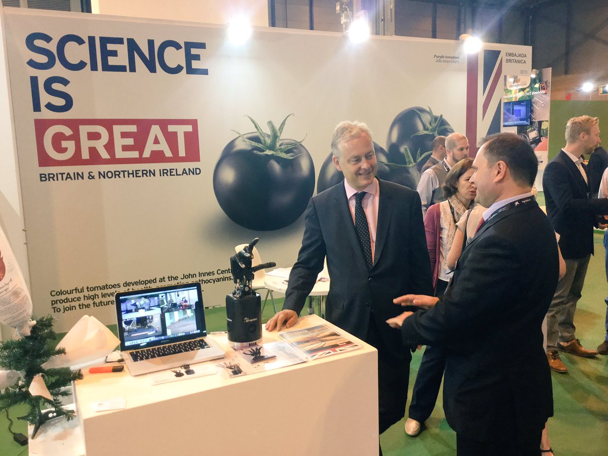 SimonManleyFCDO's tweet photo. Great to meet so many innovative UK agri-tech companies at #FruitAttraction2016 in Madrid. #ExportingisGREAT + #Science is @GREATBritain too https://t.co/FysSEK268m