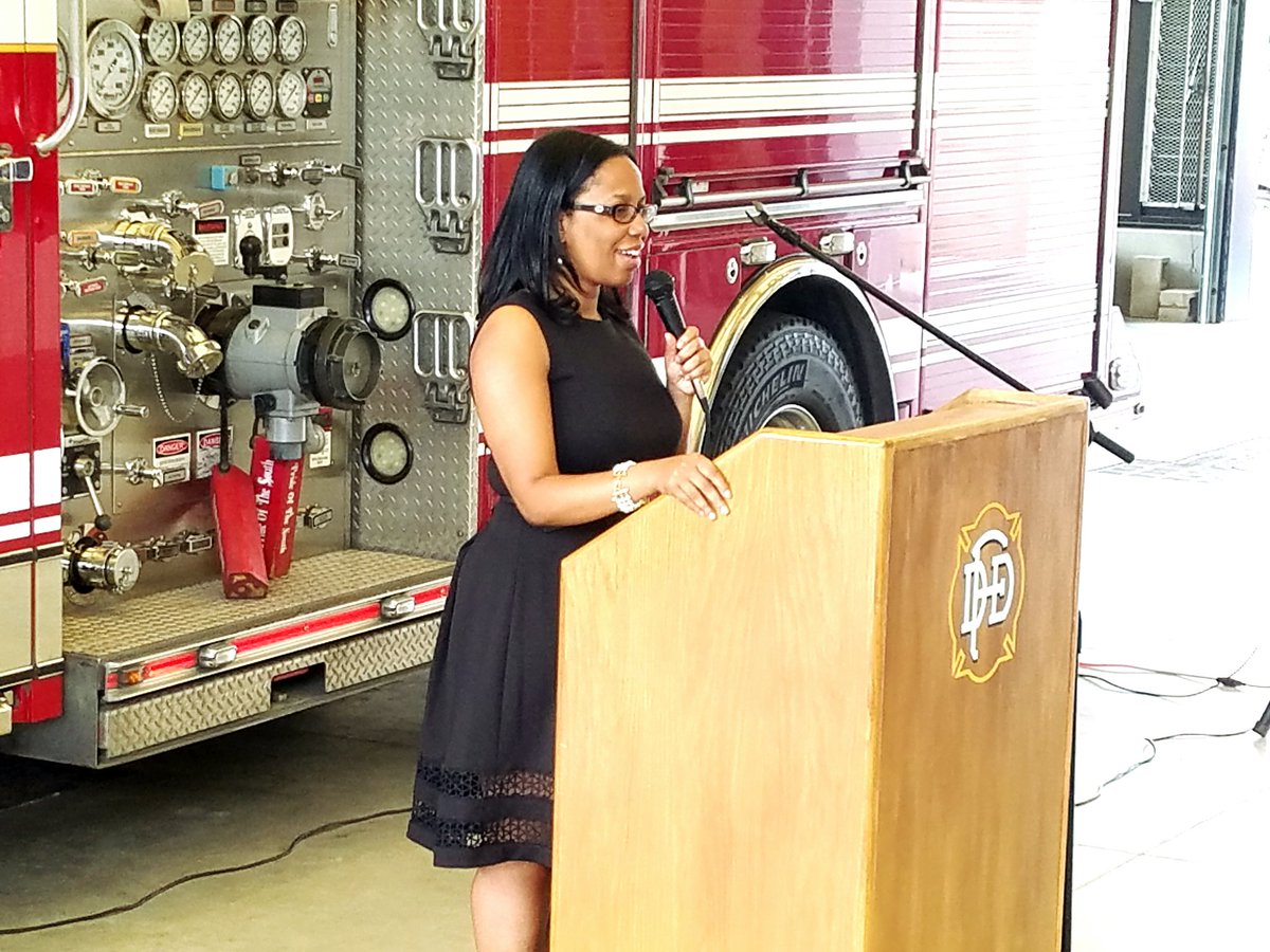 DallasFireRes_q's tweet photo. Councilwoman @tiffinniyoung #Dist7 thanking all who contributed to the construction of @DallasFireRes_q #Sta06. https://t.co/FJzIfQJHqA