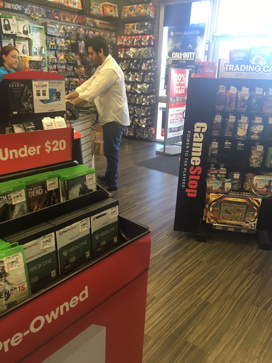 Primal_Plays's tweet photo. Ran into Johnny Depp at GameStop today! @lcyveinz https://t.co/ByMHsgRPxd