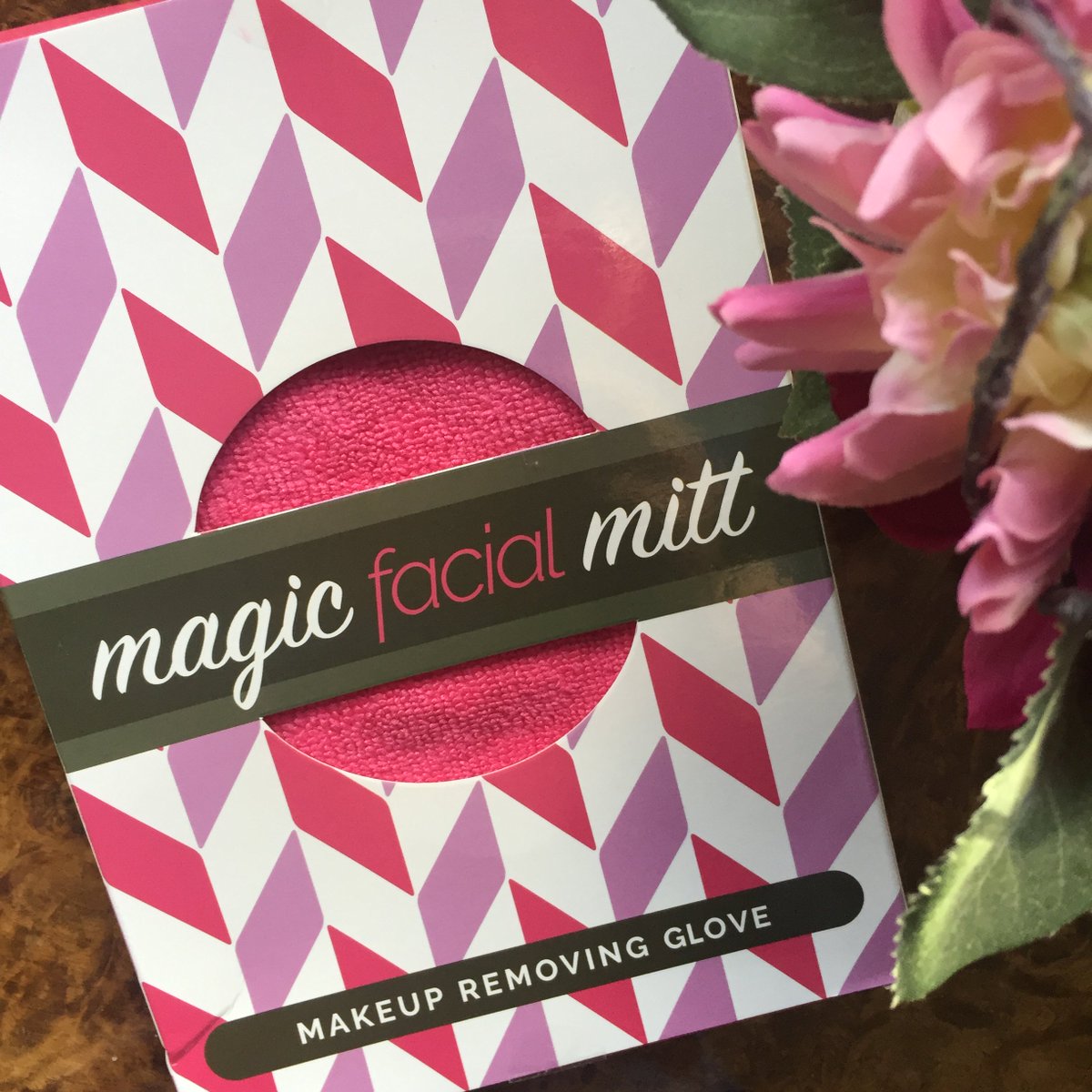 AminaRAli's tweet photo. NEW POST: Magic Facial Mitt Review! - https://t.co/Rmfn9DljLw - @Magicfacialmitt #makeupremoval #skincare #ecofriendly #magicmitt https://t.co/sQ8TT8g0bX