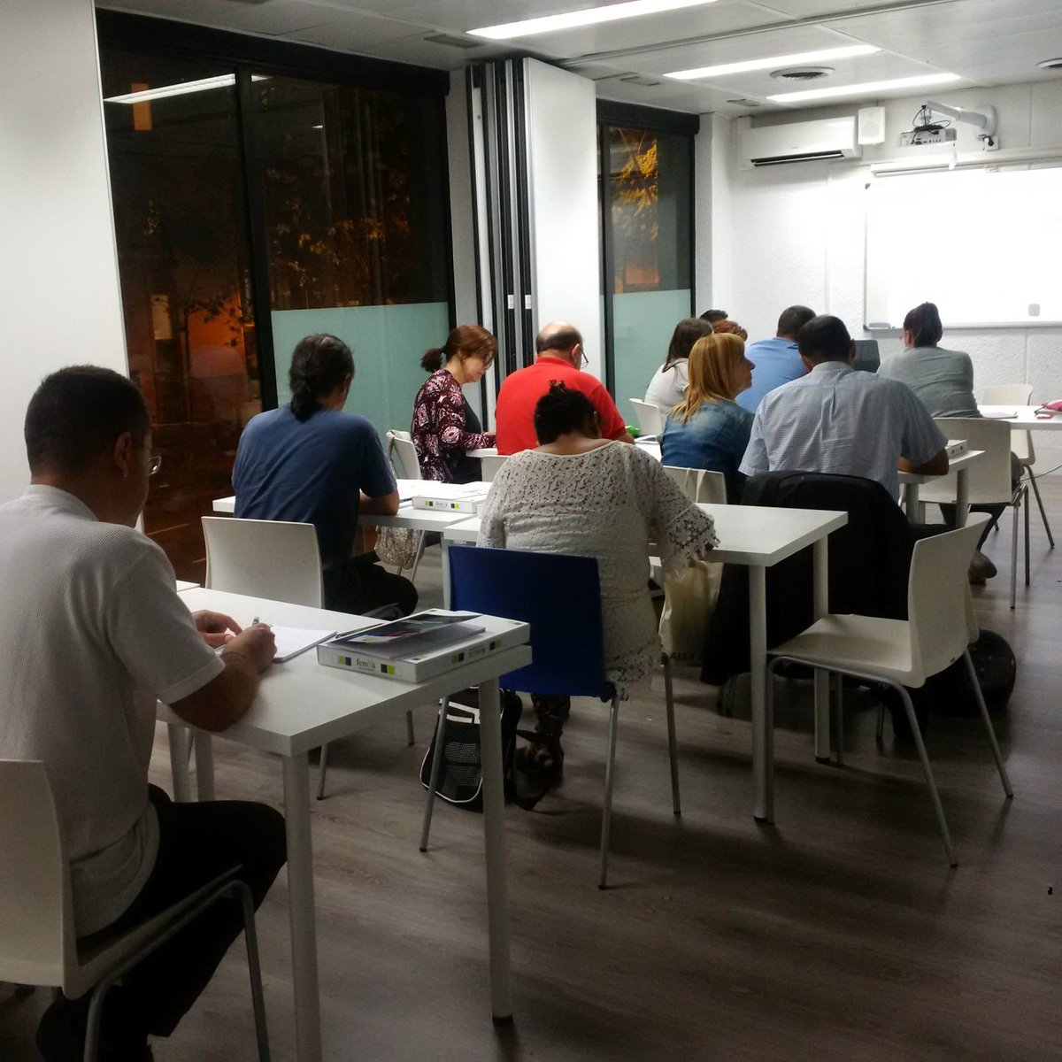 MjoseDrey's tweet photo. Así de bien emplean sus tardes de otoño nuestros alumnos del #curso presencial de #emprenedoria en Barcelona @CursosFemxa @GrupoFemxa https://t.co/Ew7OnKvqpA