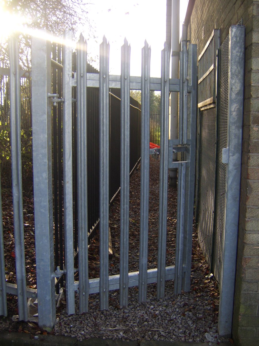 HSFencing1's tweet photo. #protect your property this winter from squatters, get #securityfencing for peace of mind https://t.co/6FNYiMQezP