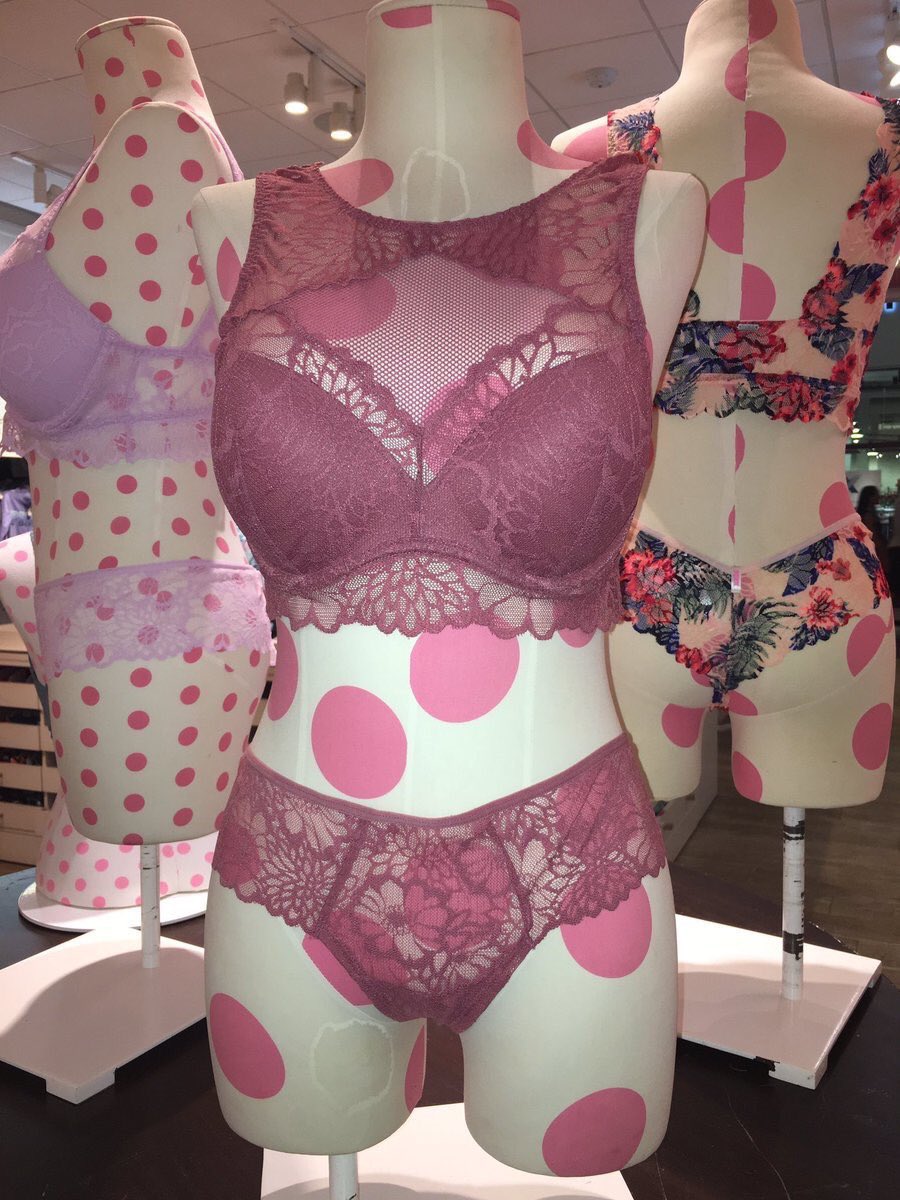 thefemaleboook's tweet photo. "What do you want for Christmas" https://t.co/KGOhvZTbvS
