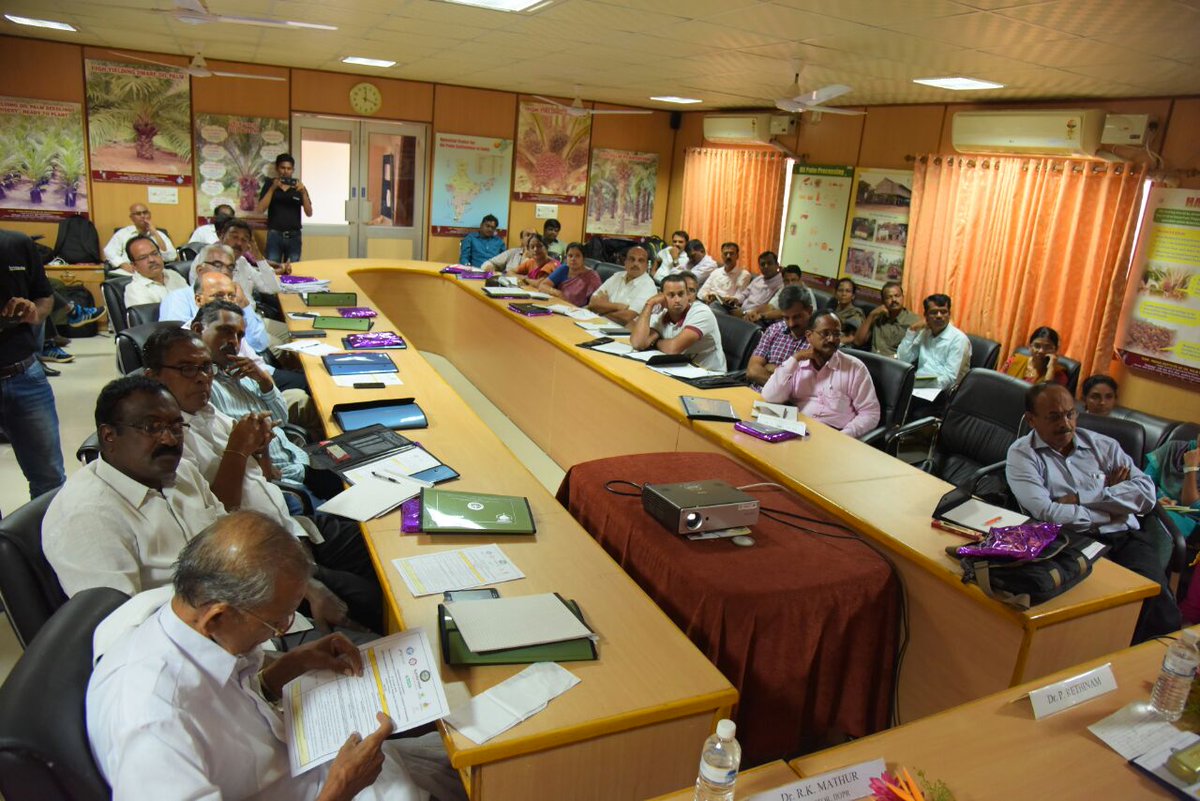 DrSureshMotwani's tweet photo. #Solidaridadnetwork #ICARindia IIPOR #multistakeholders to Delop Indian framework for #sustainable #palmoil https://t.co/D22ESs3Xul