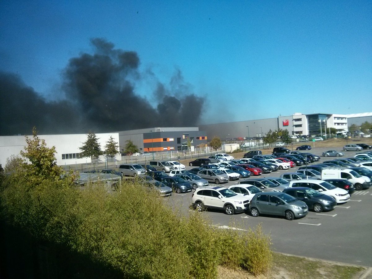 presseocean's tweet photo. #LeBignon #Incendie chez Brelet, dans le parc d'activités de la Forêt #Nantes #faitdivers https://t.co/2Ww5udZ4wa https://t.co/fAyi3K7UXg