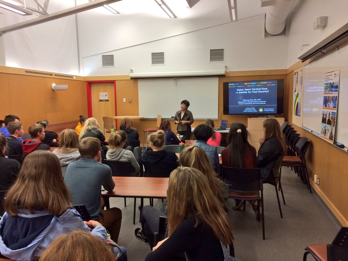 UM_agfoodsci's tweet photo. Miyoung Suh, Human Nutritional Sciences, talks to #bioinnovationweek students about smart vertical farms @umanitoba @UMDiscoveryCtre https://t.co/Etgd5Fpuv2