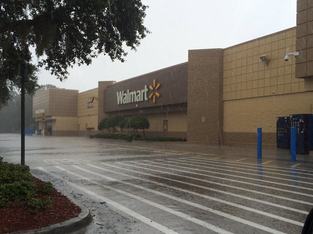 JonSantucci's tweet image. The @Walmart in Vero Beach is closed. Pallets of mulch in front of all front entrances. #TCWeather