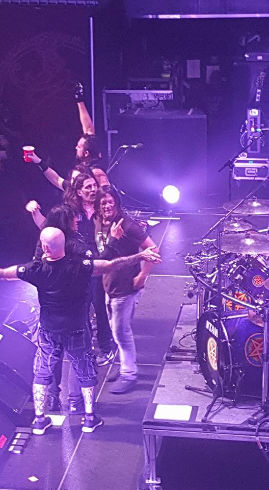 ennoia3's tweet photo. He doesn't even look as if he was nervous for his debut! Nothing makes me as happy as a #BeamingReedus #badassbass @Anthrax (jasoncarlisle) https://t.co/n5sbEtBDe7
