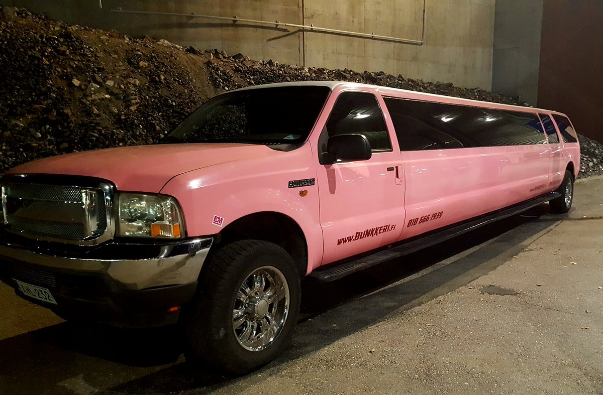 ElinaKoivumaki's tweet photo. This ride outside #NBForum2016 has to belong to @garyvee! #HowToGetAttention #PinkIsMyFavColor #WhyIDriveABrownHyundai? https://t.co/nRSornkhWm