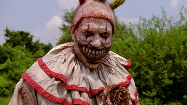 Y2SHAF's tweet image. clowns in America vs clowns in the UK