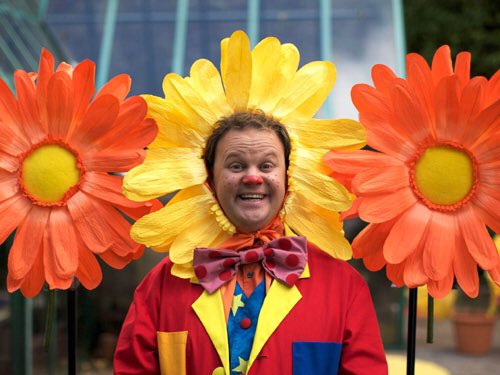 Y2SHAF's tweet image. clowns in America vs clowns in the UK