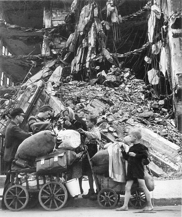 Robert Capa Berlin. August,1945.