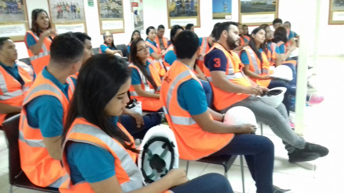 tocumenaero's tweet photo. Estudiantes de la Facultad de Ingeniería Industrial de la UTP, realizaron un recorrido por #ExpansionT2 y la terminal de carga. https://t.co/UkPtvRhC0q