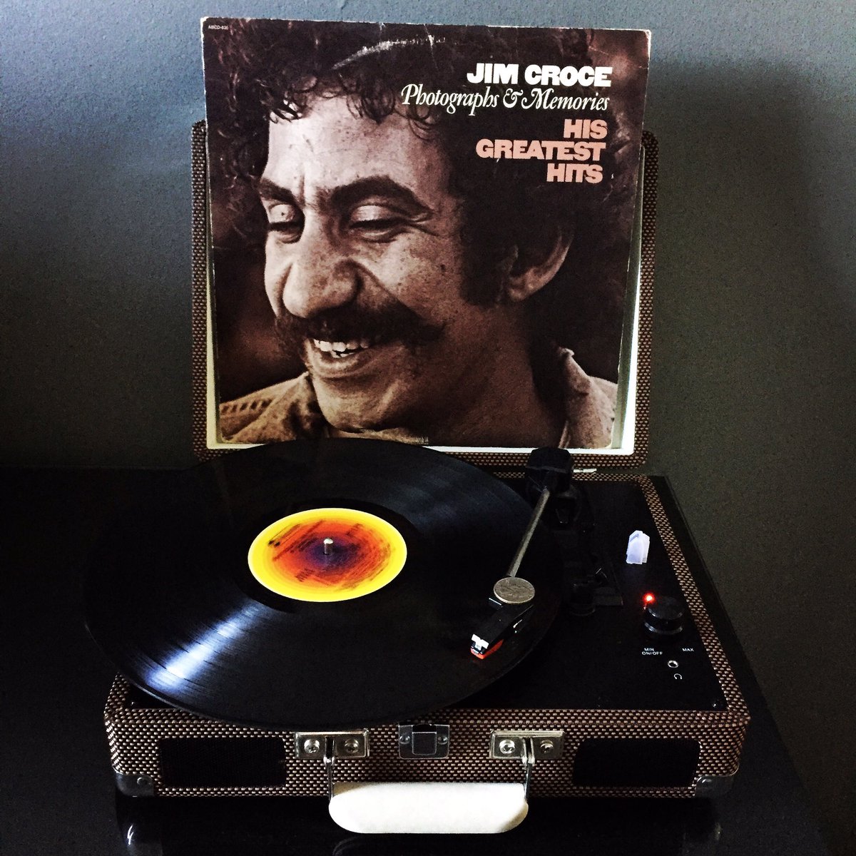 edovalace's tweet photo. Escuchando al gran #jimcroce con el álbum #photographsandmemories de #1974 está música tiene olor a Cabaña, chocolate y sherpas https://t.co/nEsDGrbtvT