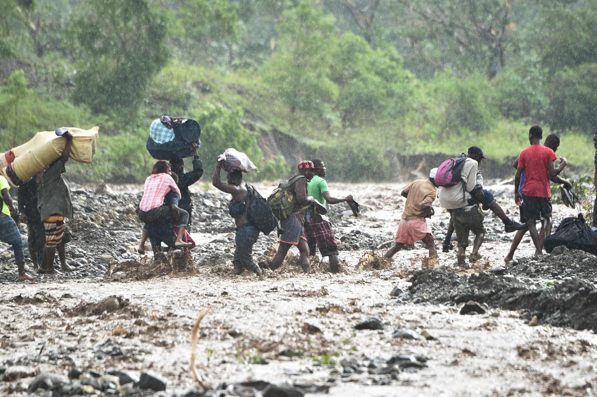 SalahShou's tweet photo. Une pensée pour nos frères et sœurs haïtiens. 🇭🇹
 #MatthewHaiti #Haiti https://t.co/fPrr9Qx3eE