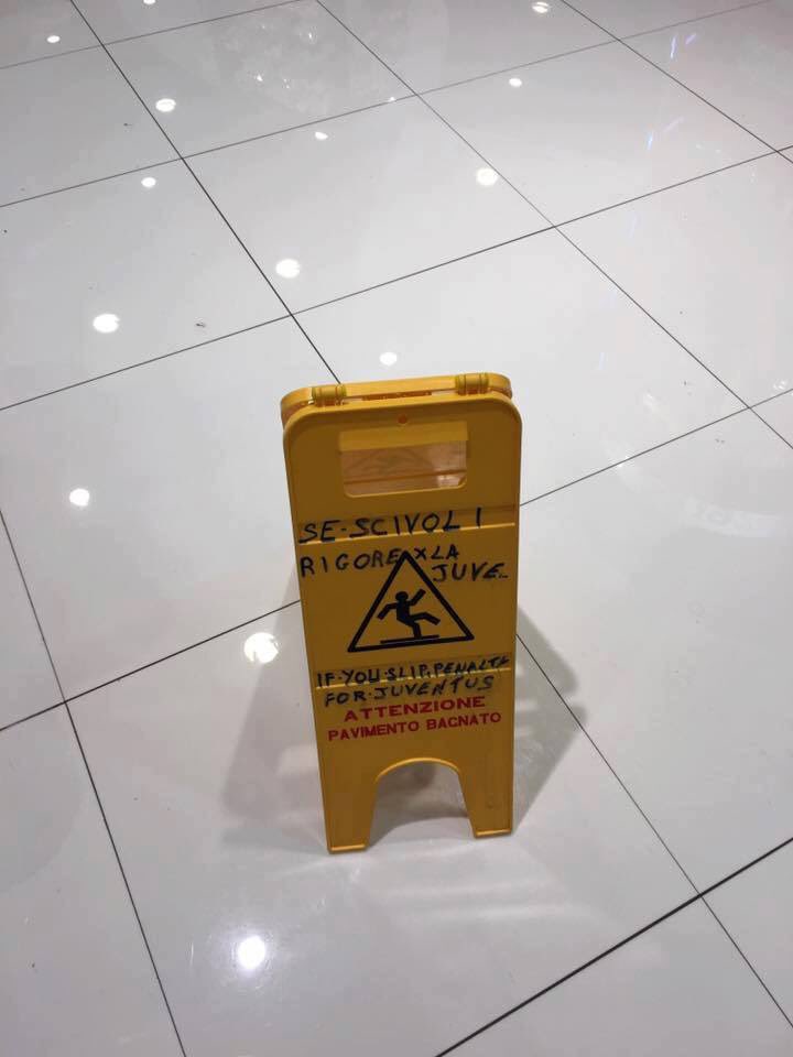 BiXXVI's tweet photo. Photo prise aujourd'hui à l'aéroport de Naples, « Si vous tombez, penalty pour la Juve » 😂 https://t.co/tZWDgu6GX3