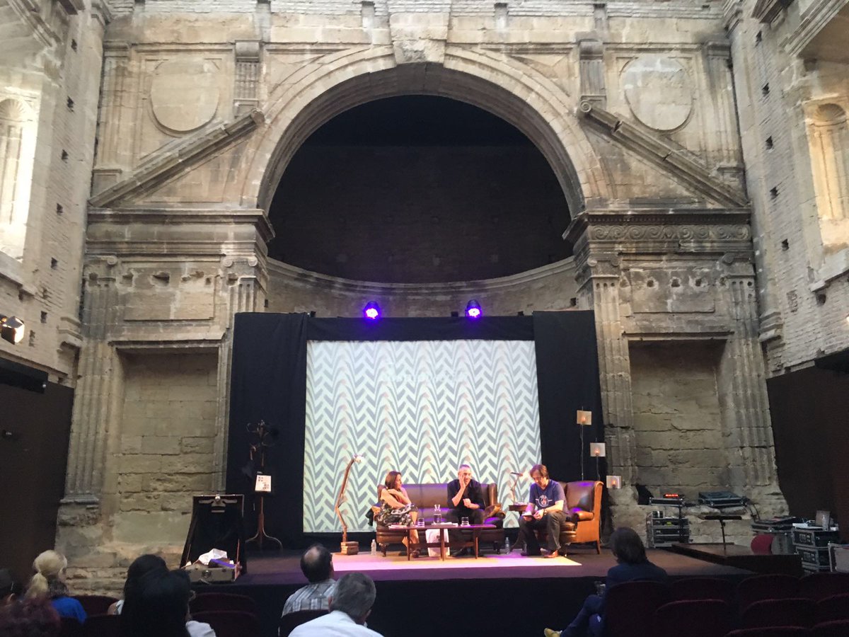 Cosmopoetica_ES's tweet photo. Orive entre los versos de @AndresGCerdan  y @chuspatodiaz. @cultura_cordoba 
 #Cosmopoética13 #CórdobaESP #nadiescapa https://t.co/kLpIxZlJAy