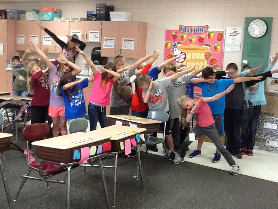 Mr. Waltz &amp; class showing support &amp; awareness for dyselxia! Thanks 4 inviting me 2 talk with your class and share info! #DAB4Dyslexia #npsd1