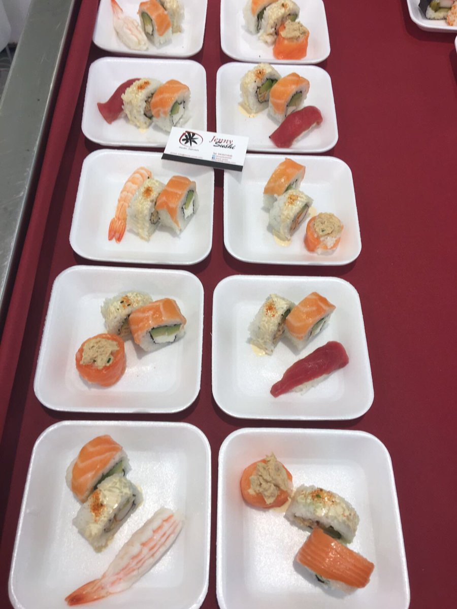 Jetxeak's tweet photo. Está pasando ahora @mercado_SM #gastropote #sushifusion hasta las 22:00 con el mejor sushi @Jetxeak https://t.co/vVJFcDrEXB