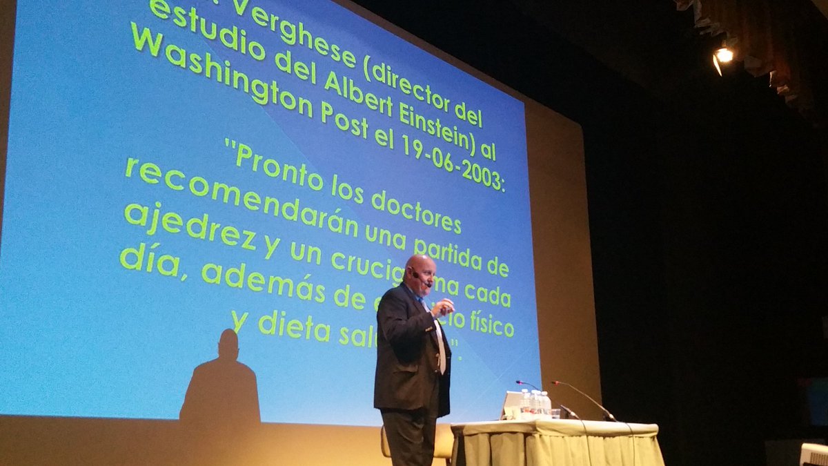 Disfrutando de la conferencia de <a href="/leontxogarcia/">Leontxo García</a> sobre ajedrez cómo gimnasio mental #QuartdePoblet