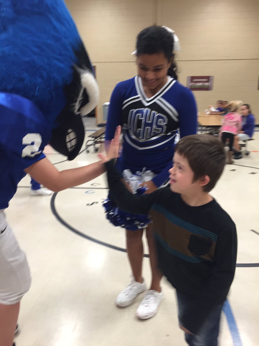 carolsettgast1's tweet photo. @USD475 Blue Jay high 5 at Sheridan! #chillinJC2016 #SHstomp https://t.co/lX4e1M5NeL