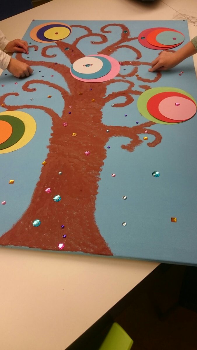 Met veel #plezier #samen een #uniek kunststuk maken. De boom staat symbool voor de #groei in ons leven #trots
