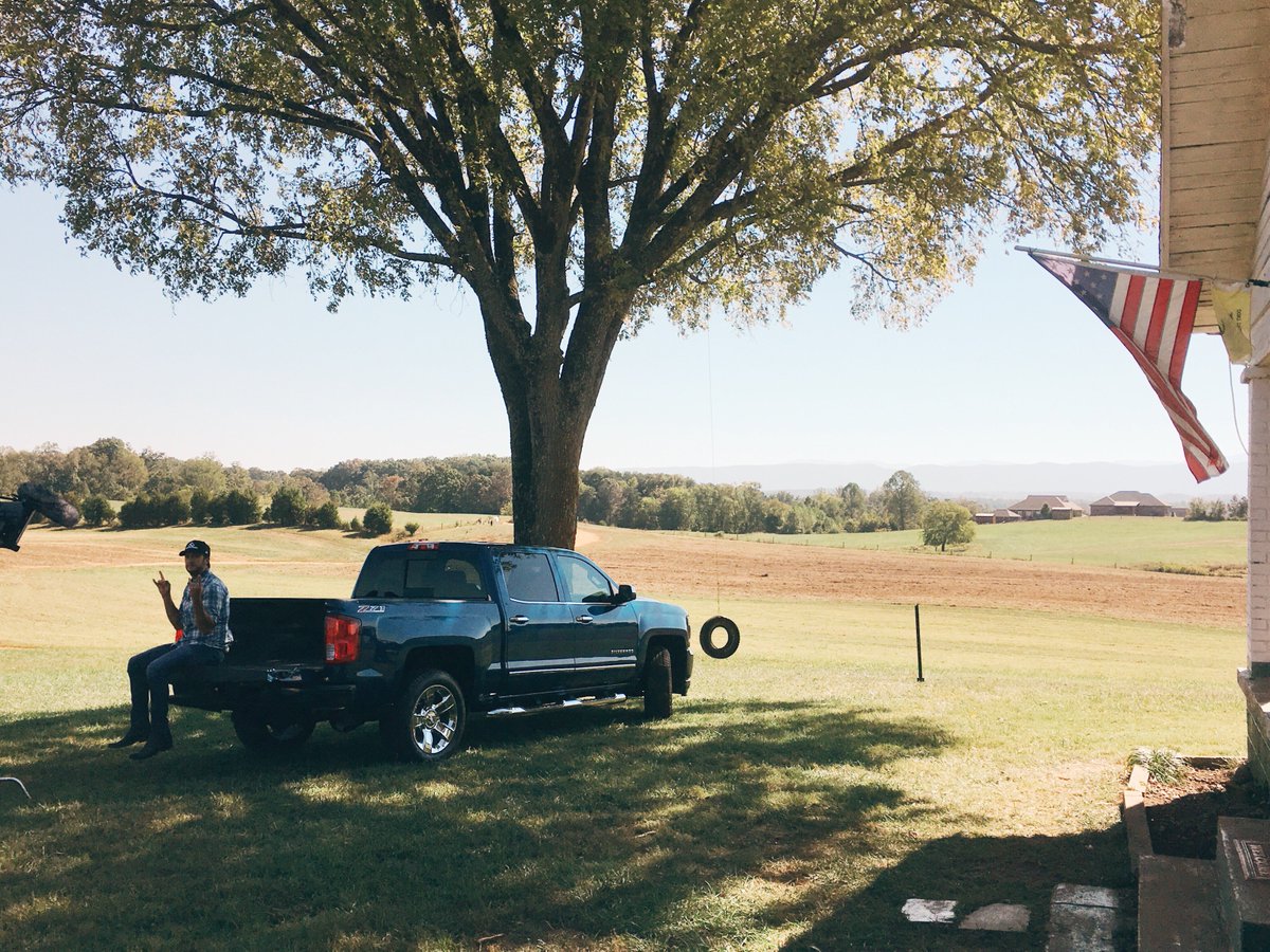 lukebryan's tweet photo. #FarmTour2016 is off and rockin https://t.co/we8HsoZSb1