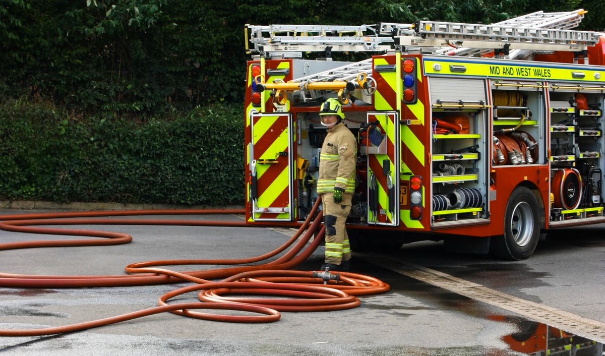 fireturk999's tweet photo. Swansea Central blue watch evaluating the "Cleveland Lay" hose method for Highrise incidents @mawwfire #workingsafer https://t.co/d67udCXvA9