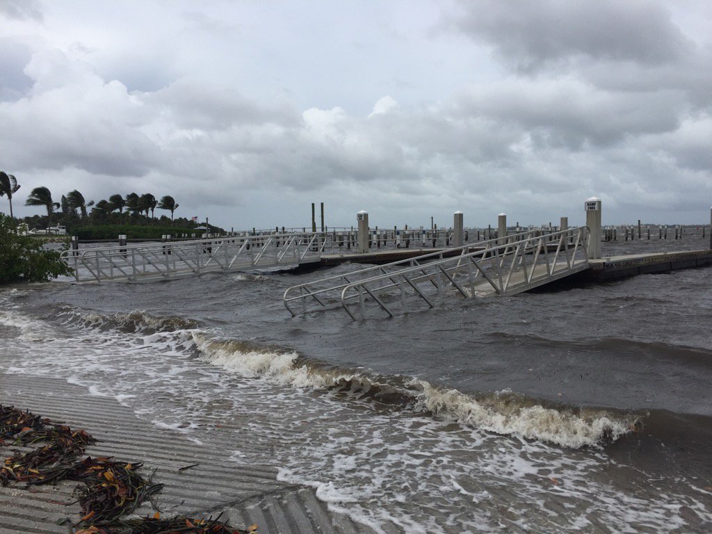 DanKrauthABC7's tweet image. Here we go, conditions starting to deteriorate in Stuart, higher winds and waves  @nbc6